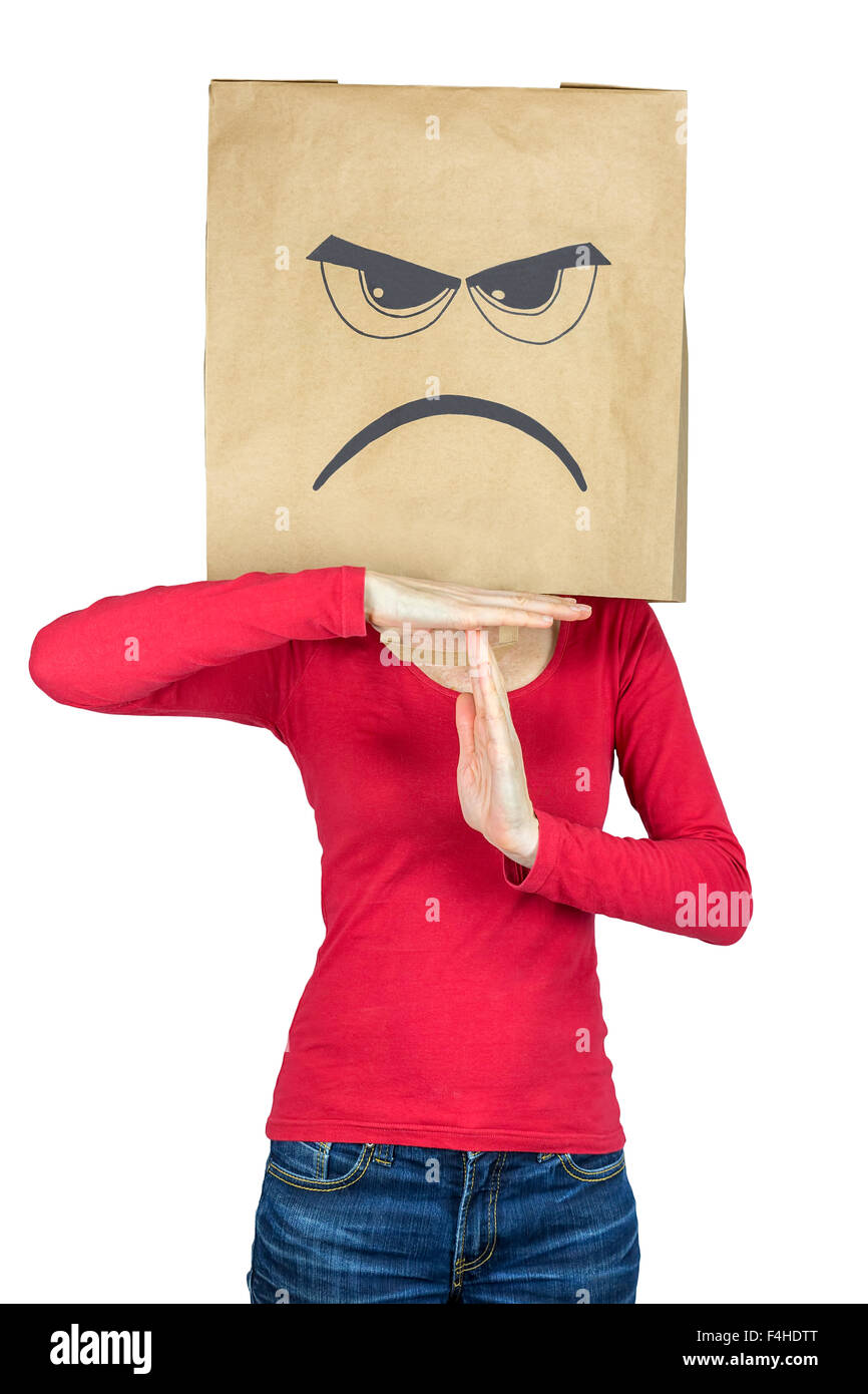 Frau mit Papiertüte auf dem Kopf zeigen wütendes Gesicht Geste von Time Out isoliert auf weißem Hintergrund Stockfoto