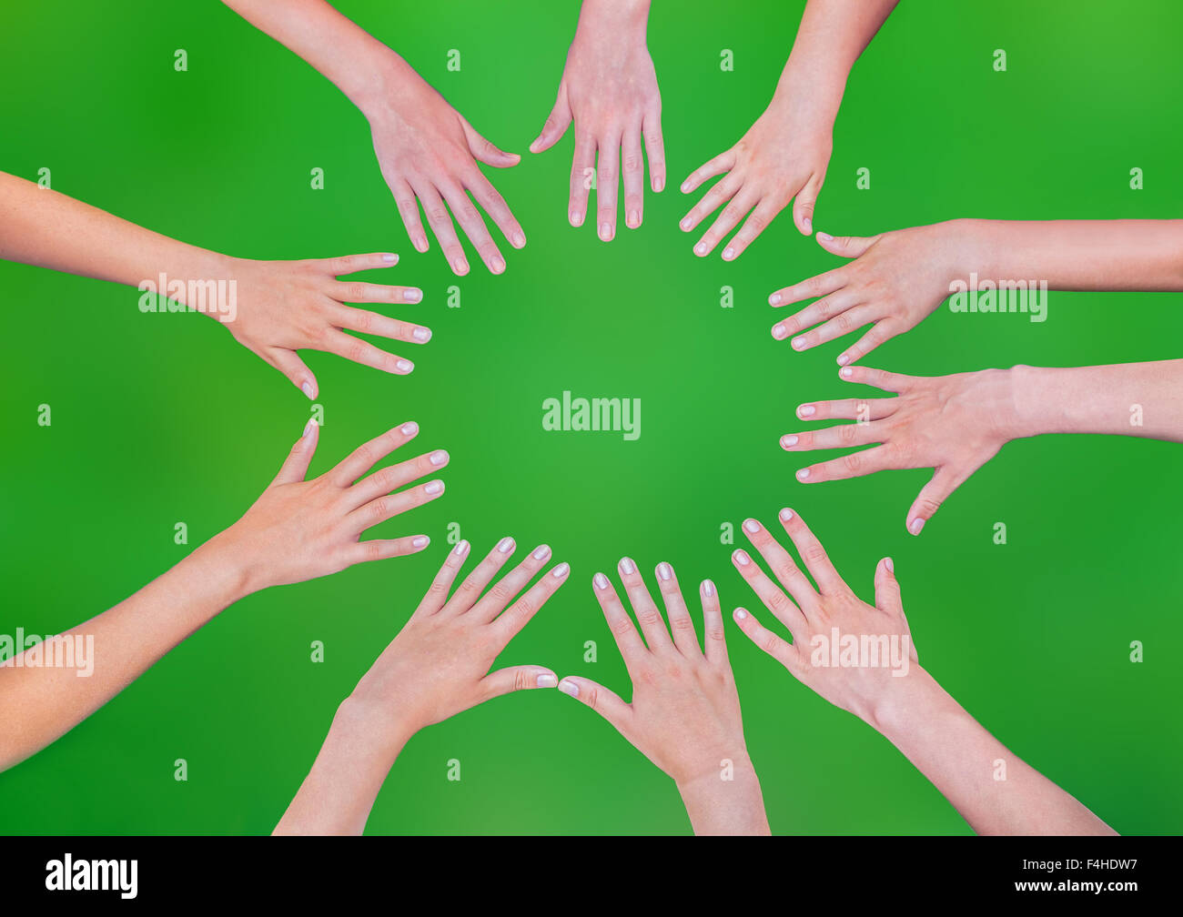 Viele Mädchen im Teenageralter Hände im Kreis auf grünem Hintergrund isoliert Stockfoto