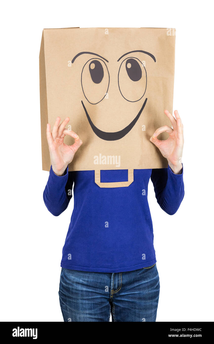 Glücklich lächelnde Frau mit Papiertüte auf Kopf isoliert auf weißem Hintergrund Stockfoto
