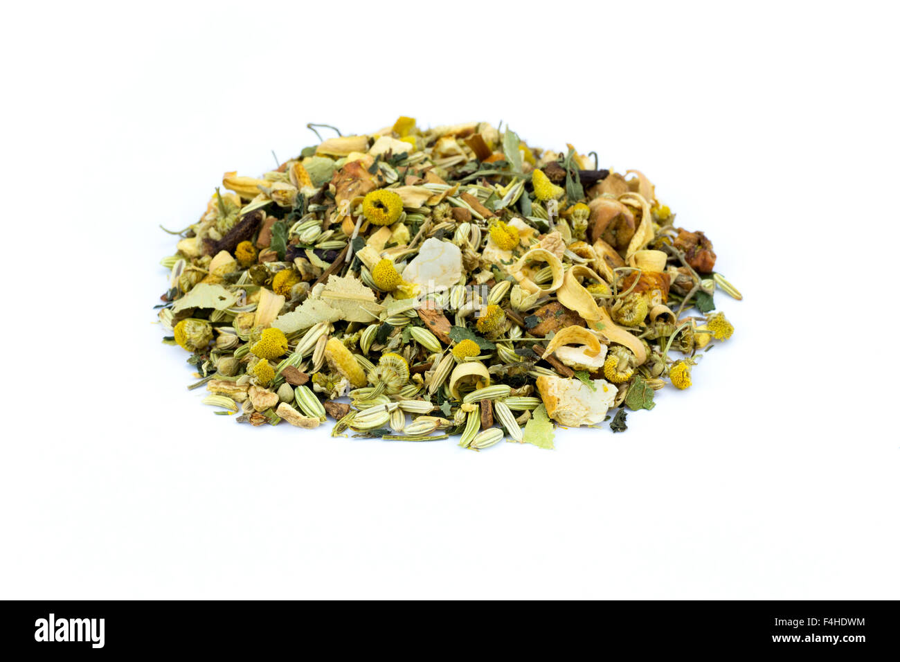 Haufen lose Mischung Kräutertee isoliert auf weißem Hintergrund Stockfoto