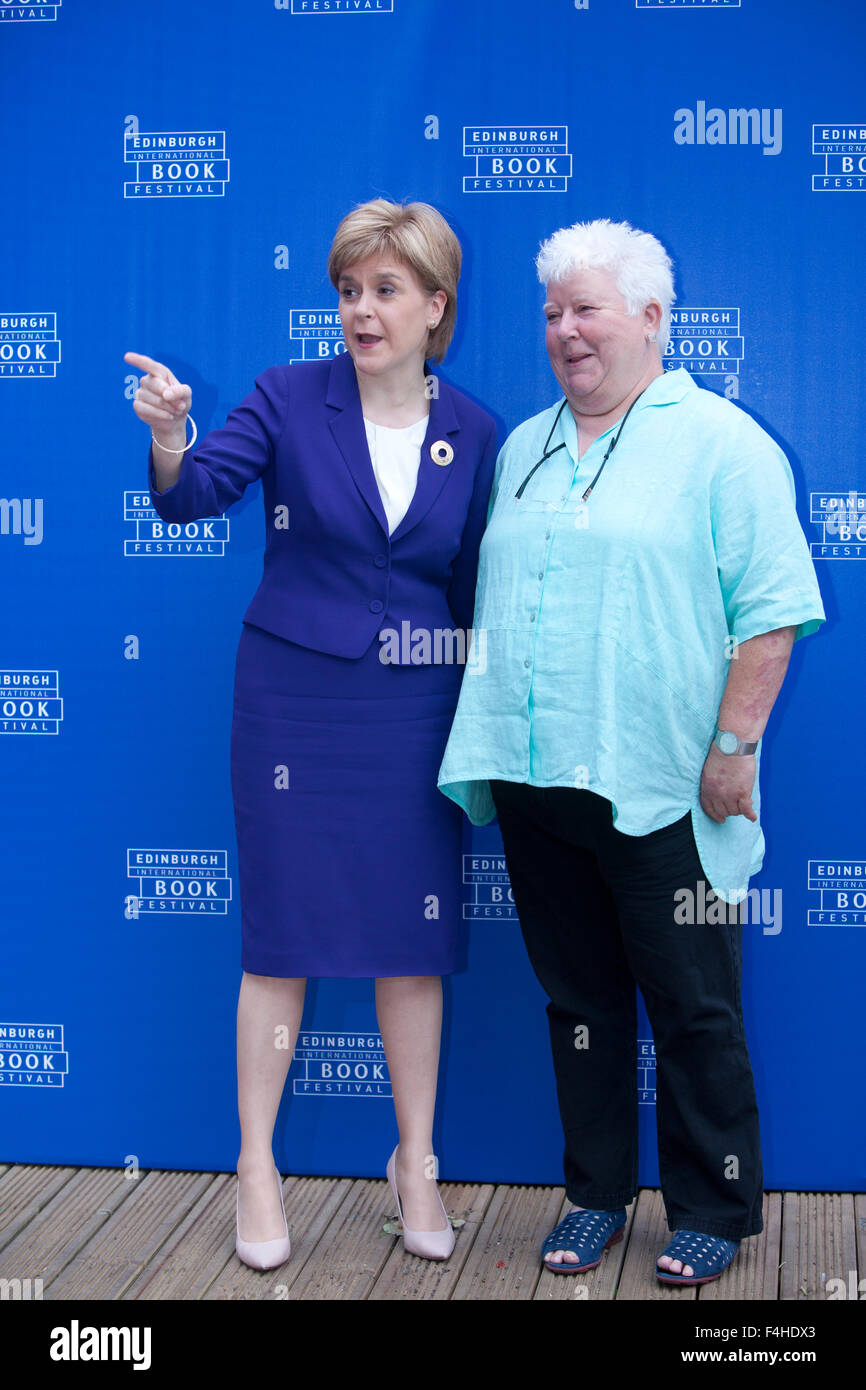 Nicola Sturgeon, erster Minister von Schottland (links) mit Val McDermid, die schottische Krimiautorin an das Edinburgh International Book Festival 2015. Edinburgh, Schottland. 26. August 2015 Stockfoto