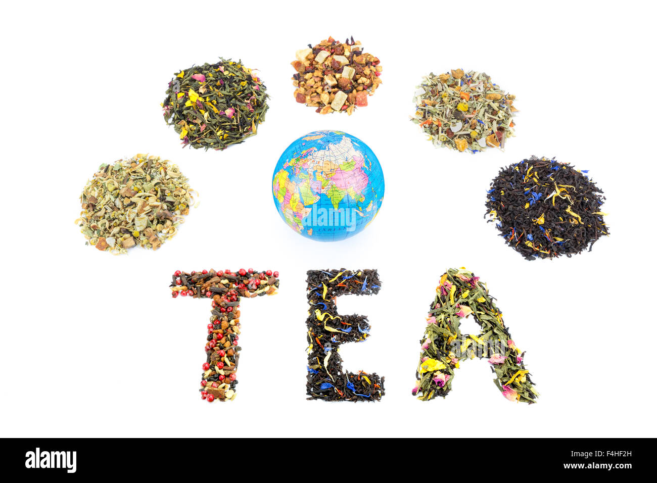 Wort-Tee mit Globus und verschiedenen Anhäufungen von Tee-Arten isoliert auf weißem Hintergrund Stockfoto