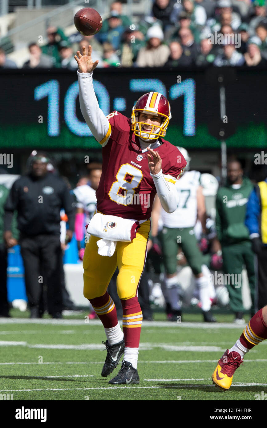 18. Oktober 2015, wirft Washington Redskins Quarterback Kirk Cousins (8) den Ball in die NFL-Spiel zwischen den Washington Redskins und die New York Jets MetLife Stadium in East Rutherford, New Jersey. Christopher Szagola/CSM Stockfoto