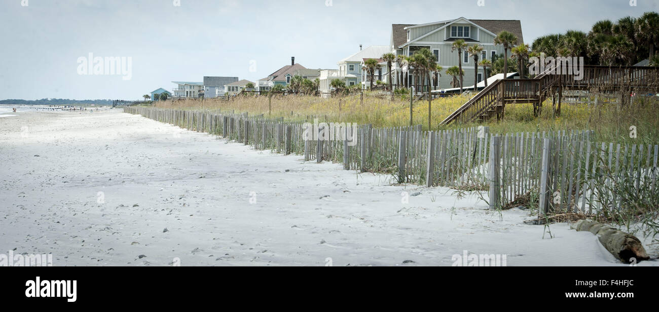 Folly Beach, South Carolina, USA. 17. Oktober 2015. Mehrfarbige Strandhäuser lehnen Sie sich zurück in den Dünen entlang Folly Beach, South Carolina, südlich von Charleston. Folly Beach gehört zu mehreren Bereichen entlang der Küste in der Nähe von Charleston mit Strandhäuser, Ferienhäuser und Wohnungen für Ferien und Wochenenden als Zweitwohnungen verwendet. Farben und Layout variieren mit den meisten Designs, Low-Profile-Traufe, Fensterläden und robuste Bauweise, Berücksichtigung Konto rauen Wetter, starker Wind und Regen einschließlich Hurrikane. Viele Häuser entscheiden, Holzstege um niedrige Wanderdünen und Seegras mit Treppen Geschw überspannen angesprochen haben Stockfoto