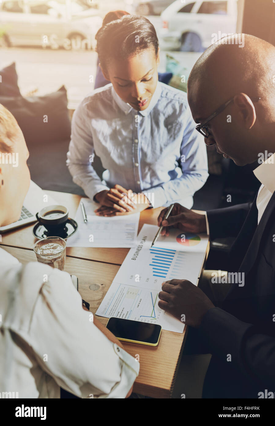 Business-Leute diskutieren, die Diagramme und Grafiken zeigen die Ergebnisse der ihre erfolgreiche Teamarbeit Stockfoto