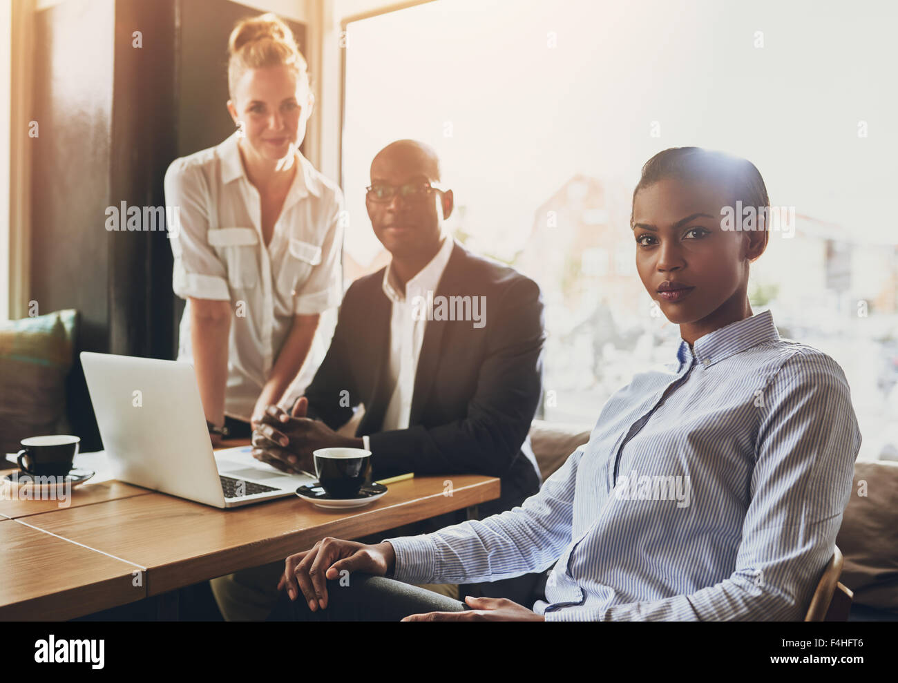 Porträt von Ernst Geschäftsleute, Multi-ethnisch, sitzen in einem Café arbeiten Stockfoto