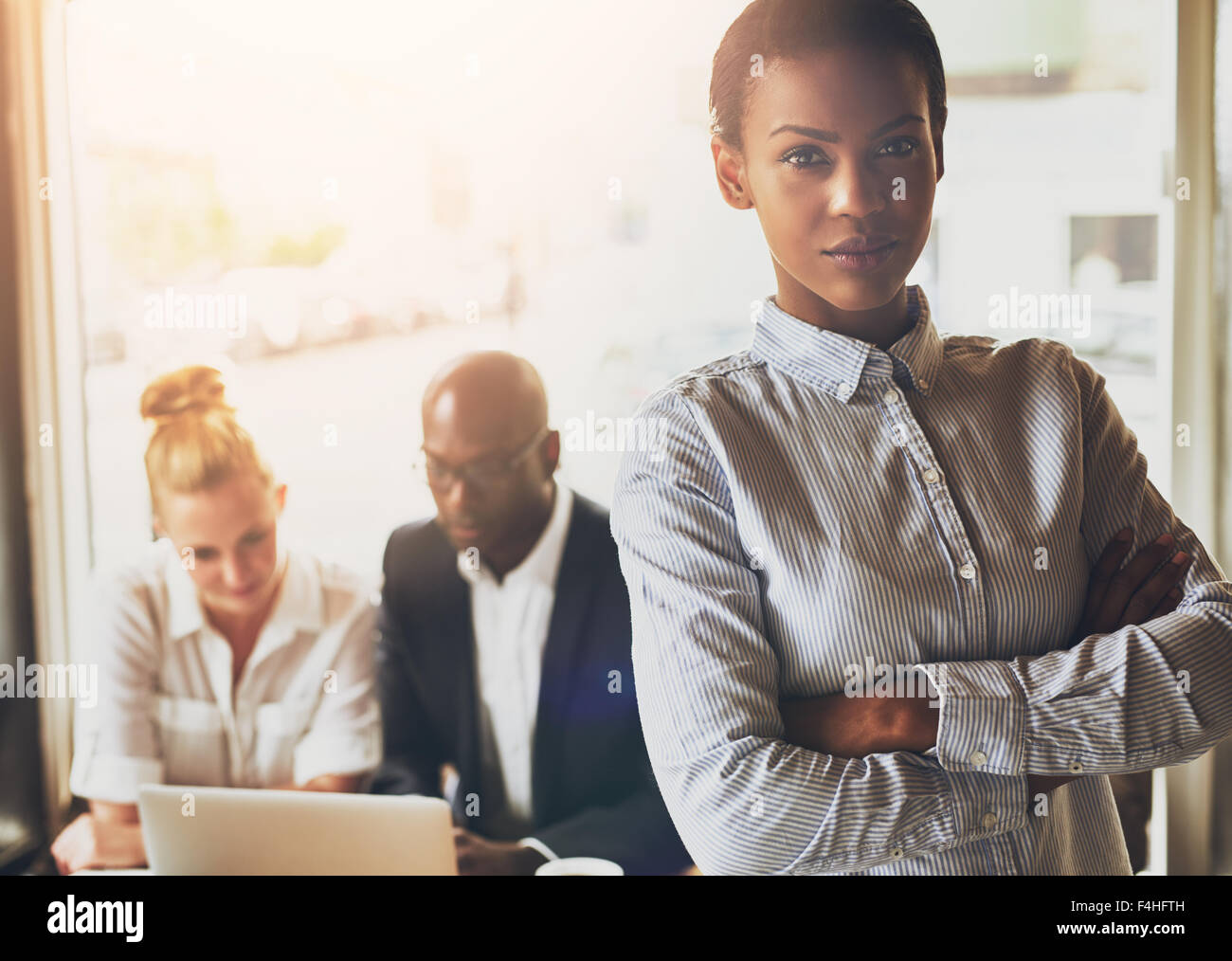 Erfolgreiche junge schwarze Geschäftsfrau vor Multi ethnischen Gruppe von Menschen Stockfoto