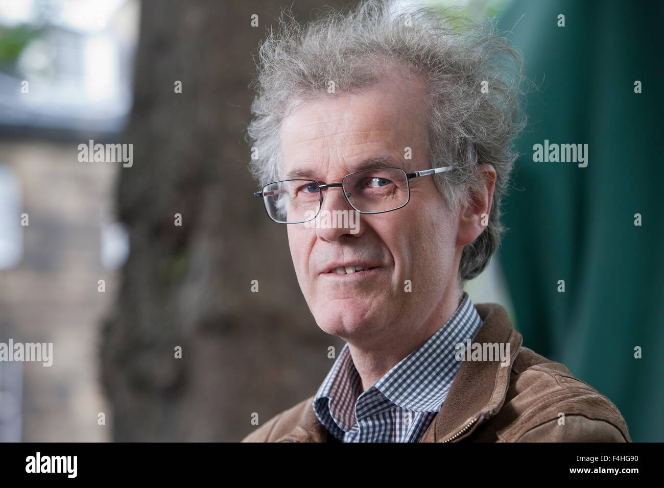 Robert Crawford FRSE FBA, der schottische Dichter, Gelehrter und Kritiker, an das Edinburgh International Book Festival 2015. Edinburgh, Schottland. 26. August 2015 Stockfoto