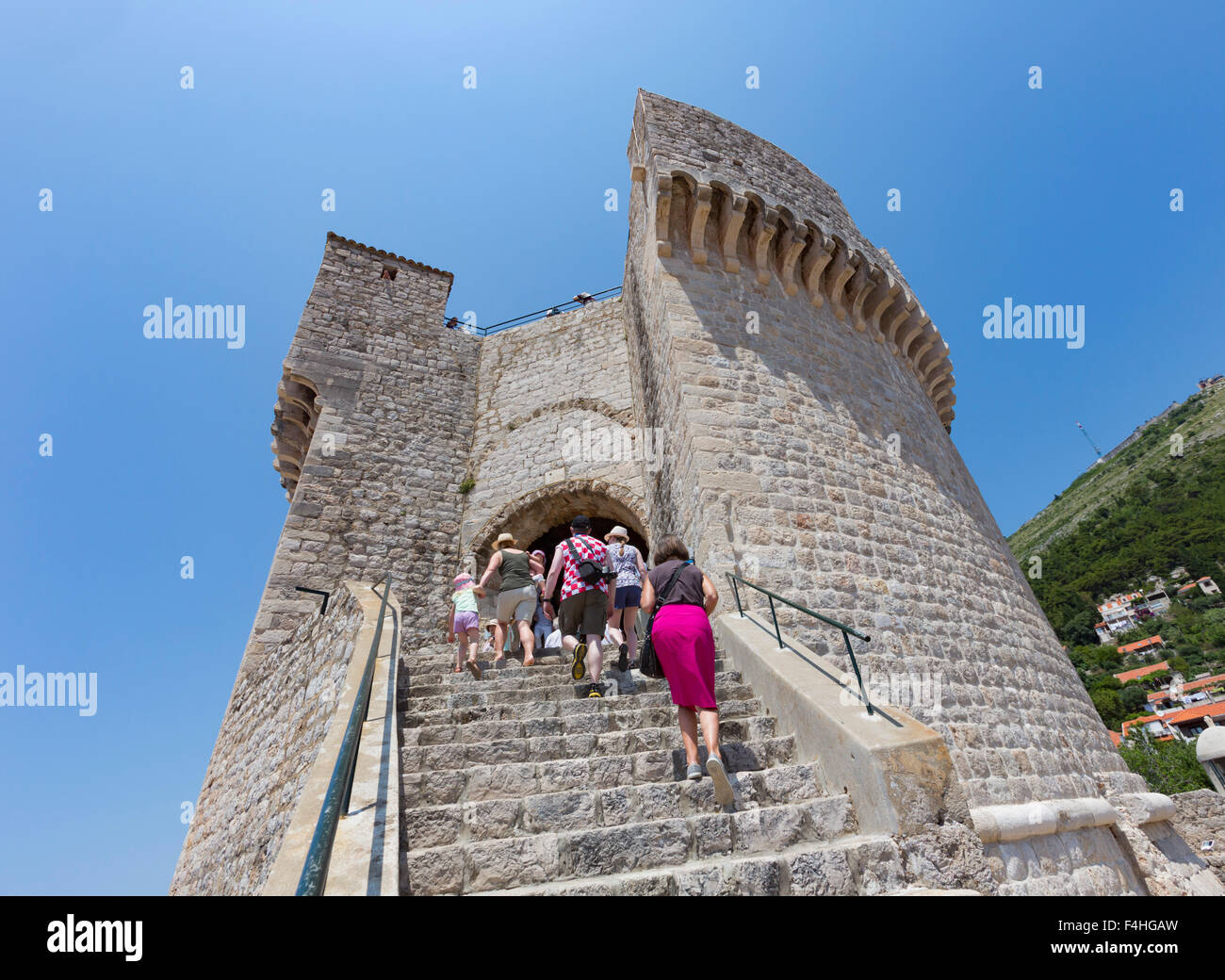 Dubrovnik, Dubrovnik-Neretva County, Kroatien. Besucher auf den Stufen des Turmes Minceta. Stockfoto