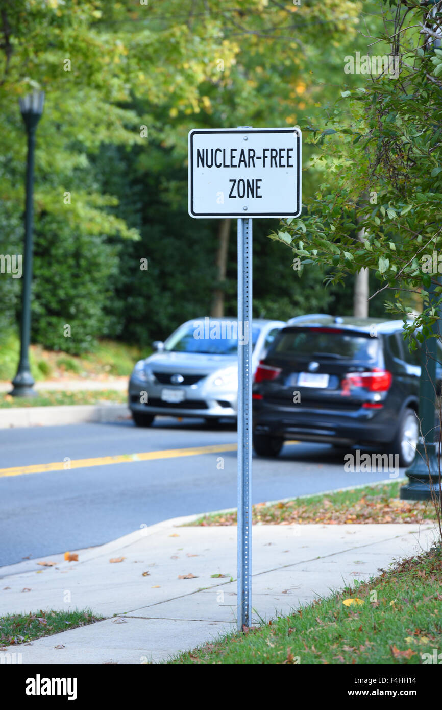 USA-Maryland MD Stadt Garrett Park.  Ein Schild auf Strathmore Road heißt es: Dies ist ein Nuclear Free Zone Stockfoto