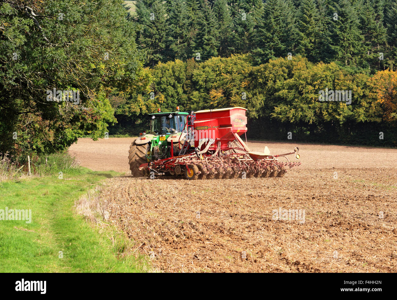 Traktor-Tilling und Düngung ein Feld im Frühherbst Stockfoto