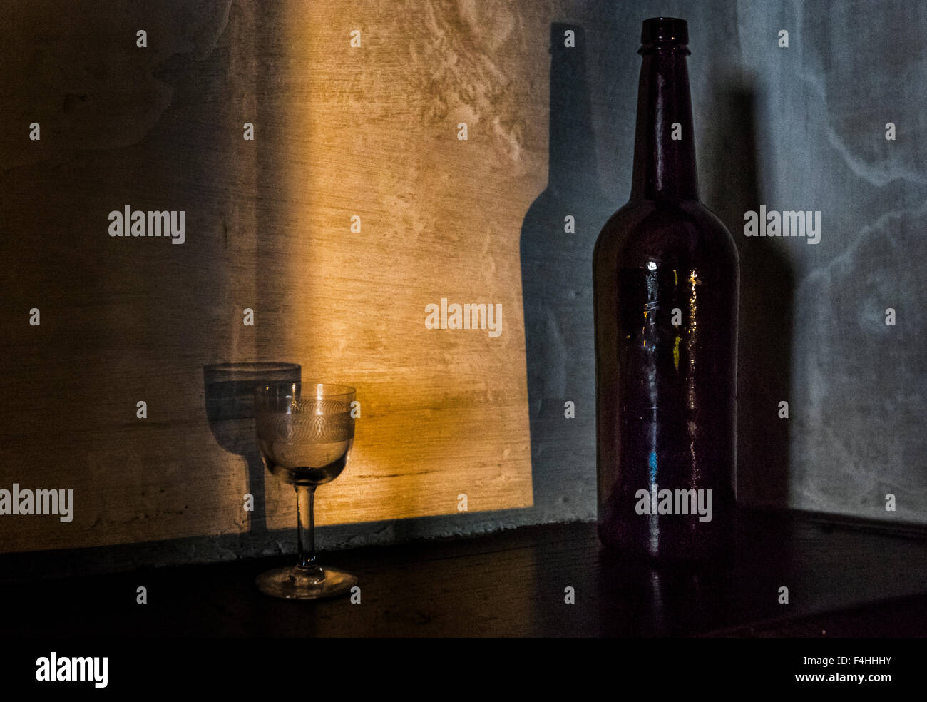 Eine alte Flasche und Glas unter dem Tageslicht in Conwy Aberconwy Haus. Stockfoto