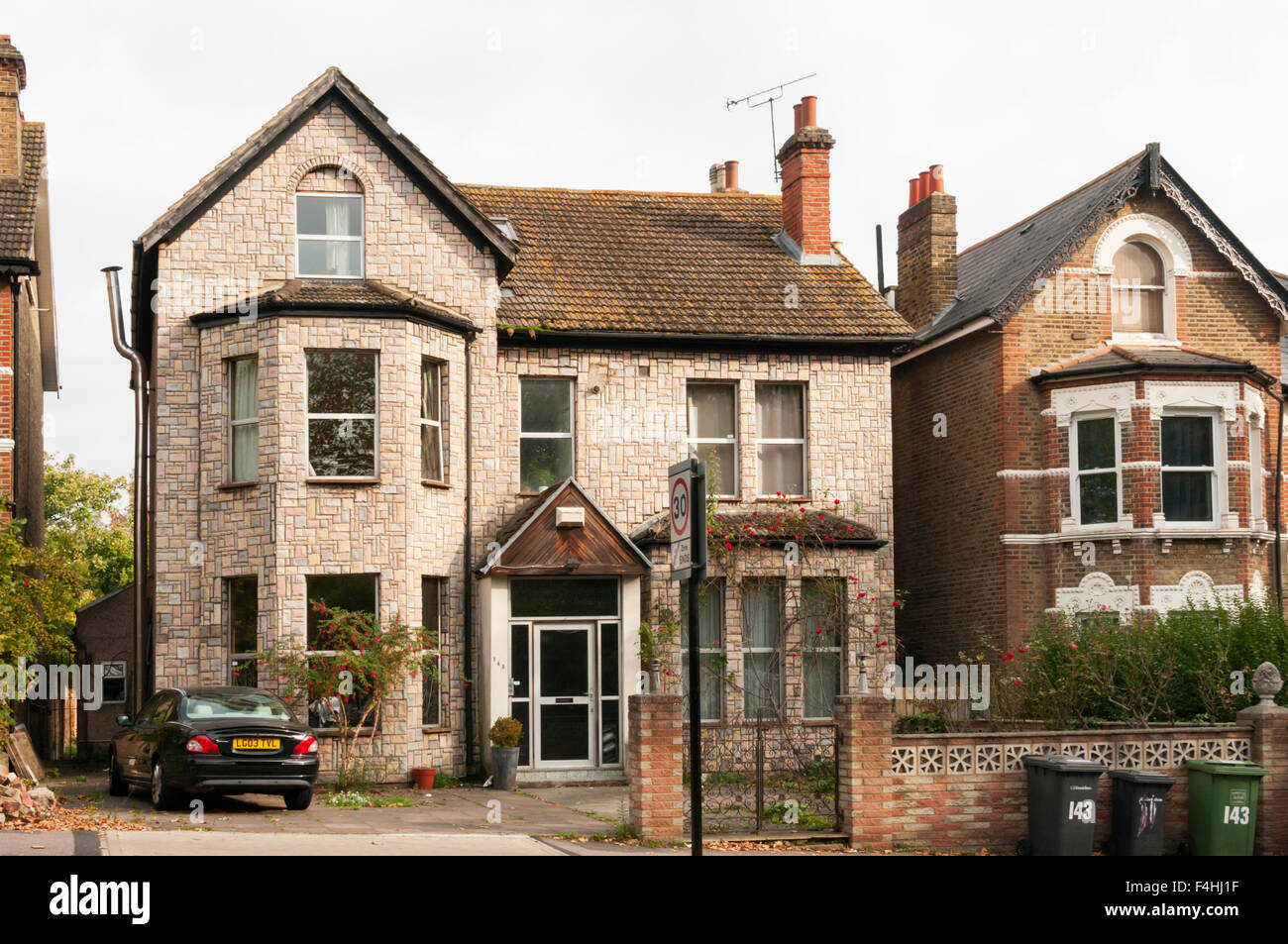 Gefälschte Steinverkleidung auf ein großes South London viktorianisches Haus. Stockfoto