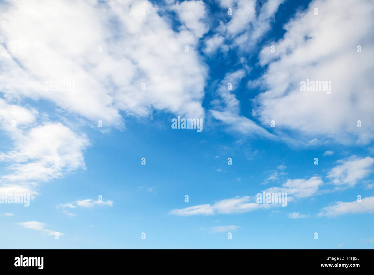 Strahlend blauer Himmel mit mittleren Art von Wolken, natürlichen Hintergrundfoto Stockfoto
