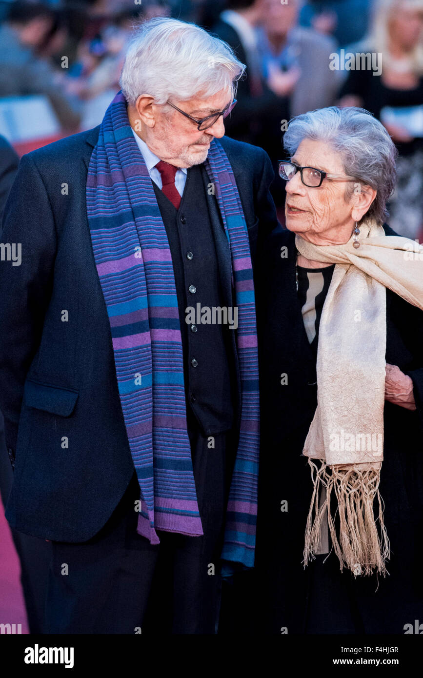 Rom, Italien. 18. Oktober 2015. Ettore Scola und Frau Gigliola, Paola Scola, Silvia Scola, Pierfrancesco Diliberto (Pif) und Paolo Sorrentino Teilnahme an den roten Teppich für den Film "Ridendo e scherzando" beim 10. Rome Film Festival im Bild: Ettore Scola und Frau Gigliola. Bildnachweis: Massimo Valicchia/Alamy Live-Nachrichten Stockfoto