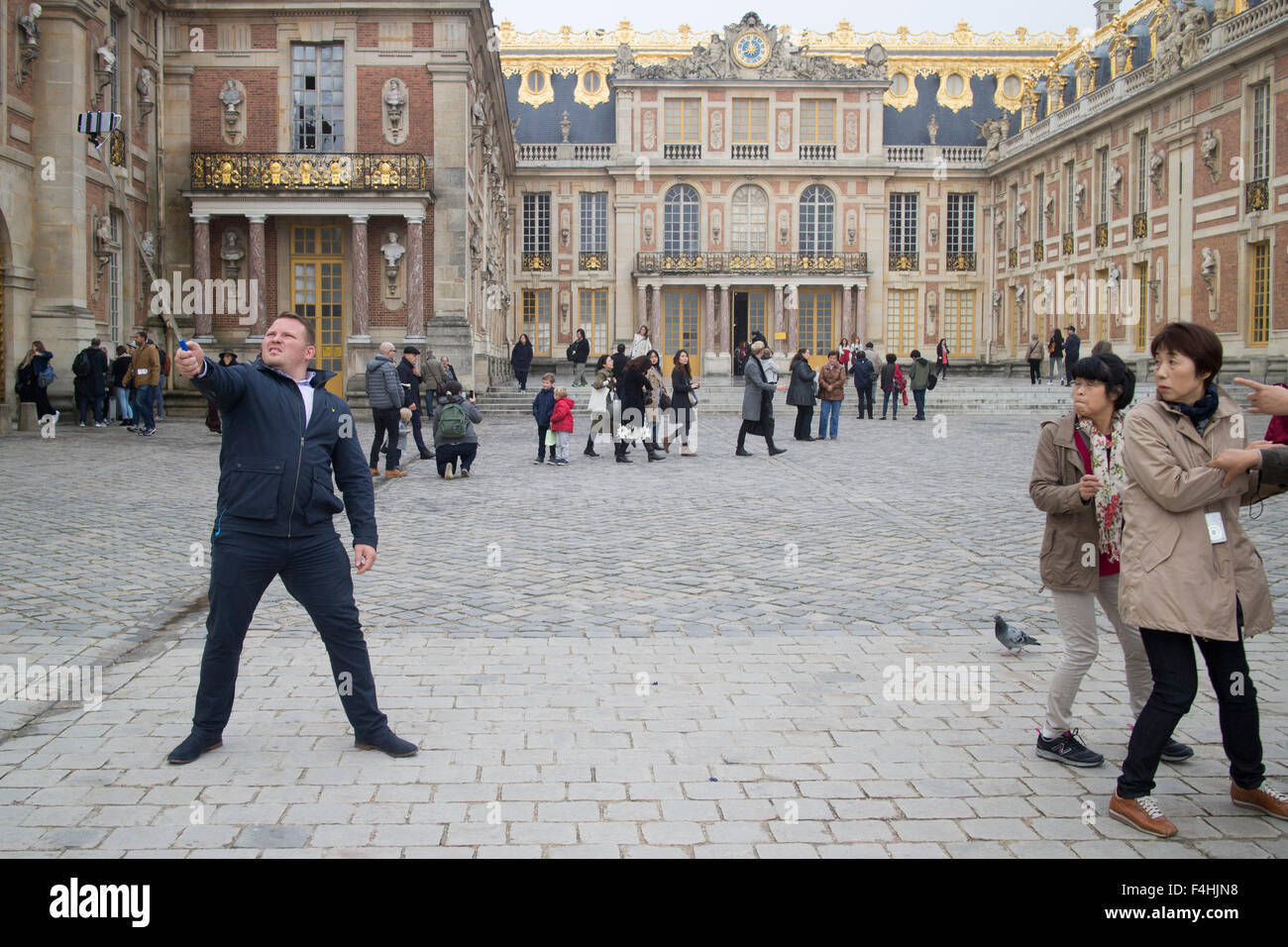 Mann, der eine Selfie stick Foto das Schloss von Versailles einen königlichen Schloss in Versailles in der Île-de-France-Paris Stockfoto
