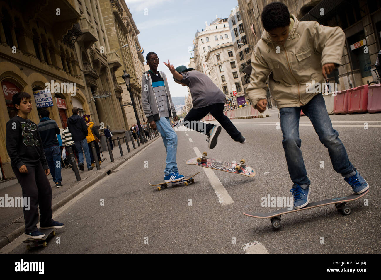 Kinder Skatingland Via Laietana Straße von Barcelona. Stockfoto