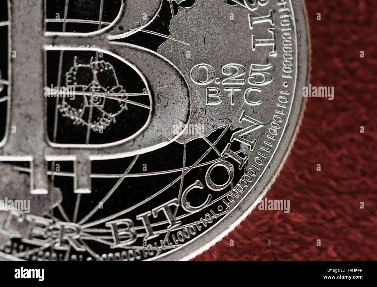 Vorderseite von einem silbernen Viertel Bitcoin Liberty-Dollar-Münze (0,25 BTC). Stockfoto