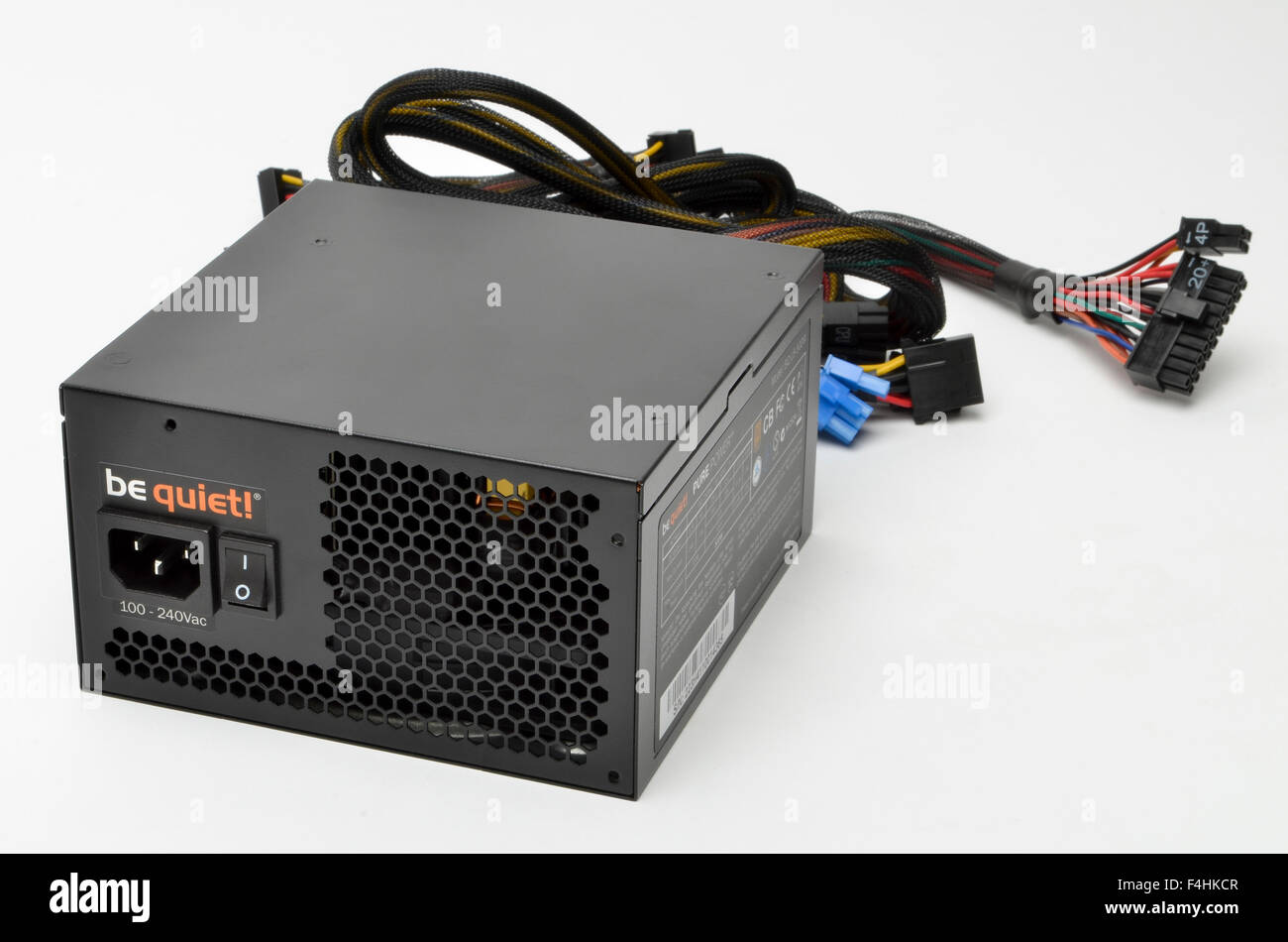 Werden Sie ruhige 550 Watt Computer Netzteil Netzteil und anschließen Sie Netzkabel. Stockfoto