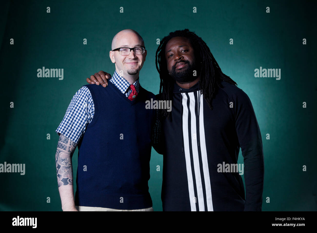 Ryan Gattis (links), der amerikanische Schriftsteller mit Marlon James, der jamaikanischen Man Booker Prize nominiert, an das Edinburgh International Book Festival 2015. Edinburgh, Schottland. 27. August 2015 Stockfoto