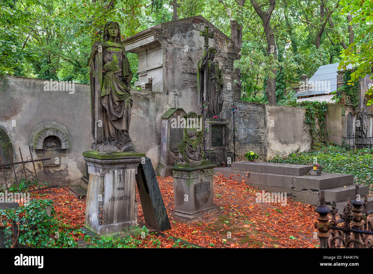 Statuen und Gräber auf alten Olšany Friedhof in Prag. Stockfoto
