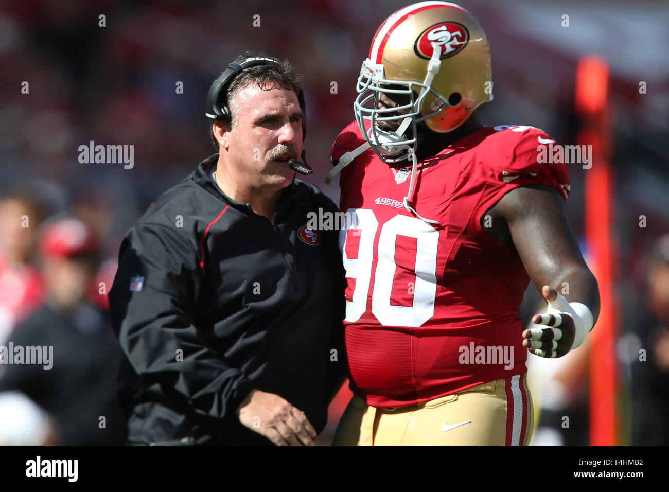 18. Oktober 2015: San Francisco 49ers Haupttrainer Jim Tomsula und San Francisco 49ers defensive End Glenn Dorsey (90) eine Diskussion während der NFL Football-Spiel zwischen den Baltimore Ravens und die San Francisco 49ers im Levi's-Stadion in Santa Clara, Kalifornien. Die San Francisco 49ers führen zur Halbzeit 16 bis 6 die Baltimore Ravens. Christopher Trim/CSM. Stockfoto