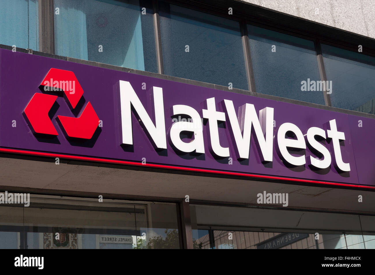 NatWest Bank Zeichen, Chapel Street, Luton, Bedfordshire, England, Vereinigtes Königreich Stockfoto