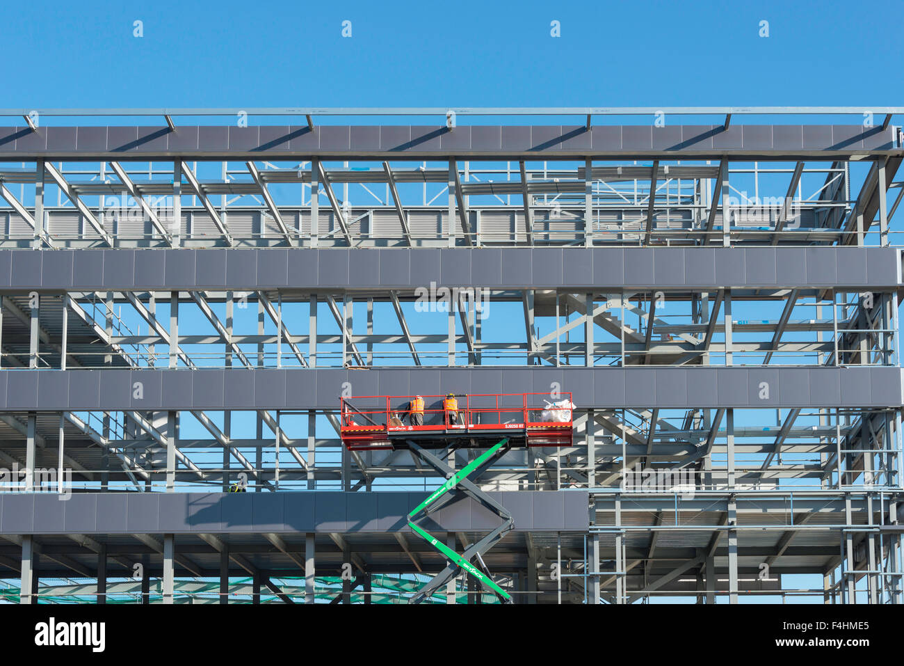 Scheren Hebebühne Zugang auf den Aufbau der Website, Poyle, Berkshire, England, Vereinigtes Königreich Stockfoto