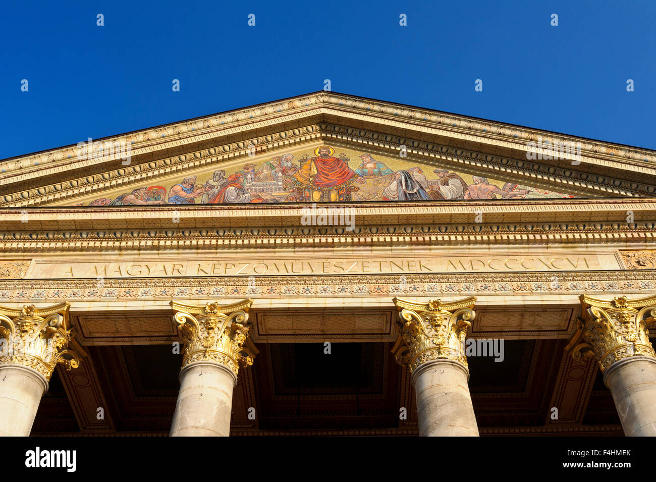 Riesige Säulen als Teil der Fassade der Halle für Kunst Gebäude nahe Heldenplatz, Budapest, Ungarn. Stockfoto