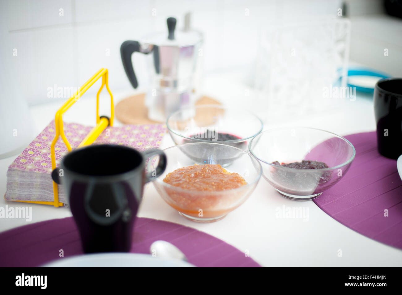 Frühstück gedeckten Tisch in der Nähe, Fokus auf Marmelade Schalen in weißem Licht Küche Stockfoto