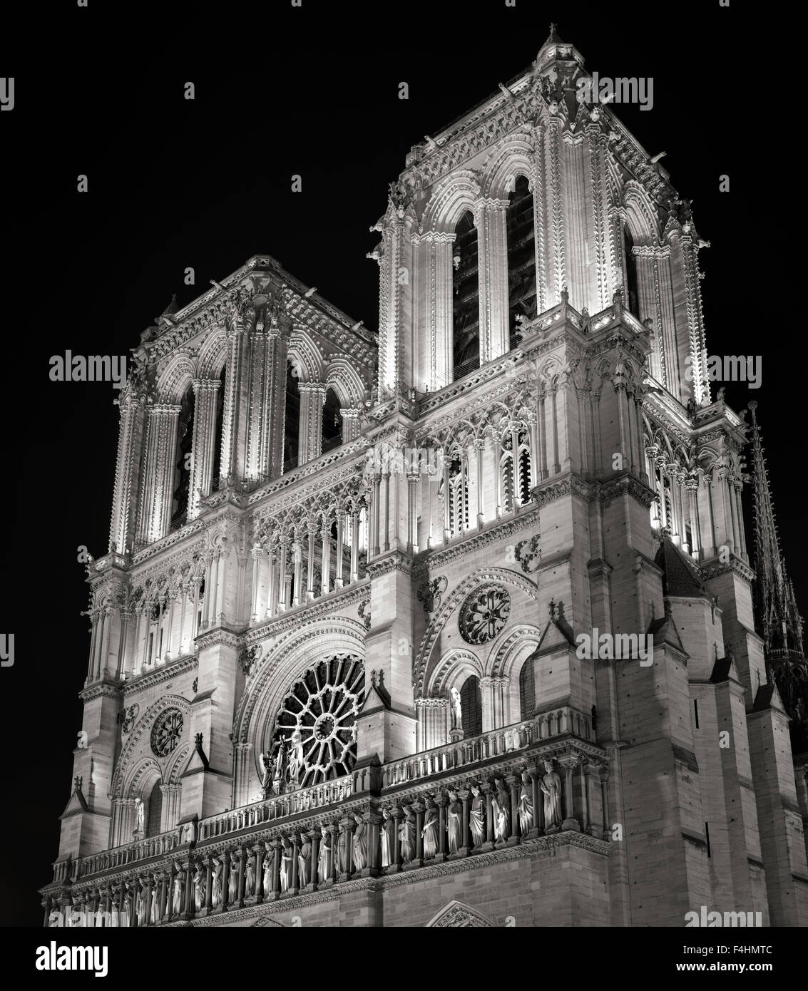 Türme und Fassade von Notre-Dame de Paris Kathedrale beleuchtet in der Nacht, Ile De La Cite, Frankreich. Französische gotische Architektur Stockfoto