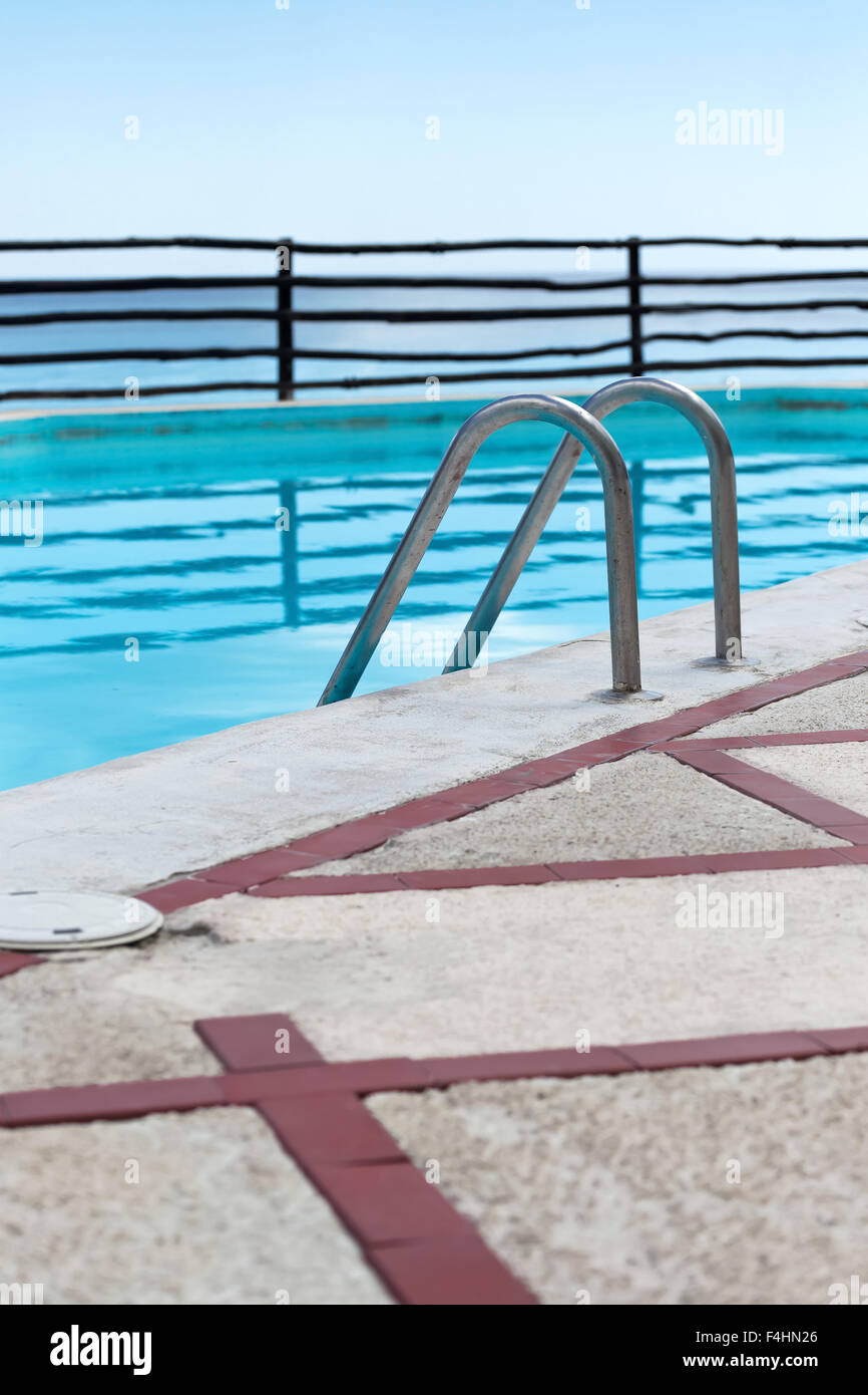 Schnappen Sie sich Bars Leiter im Schwimmbad, im Freien an der Tageszeit Stockfoto