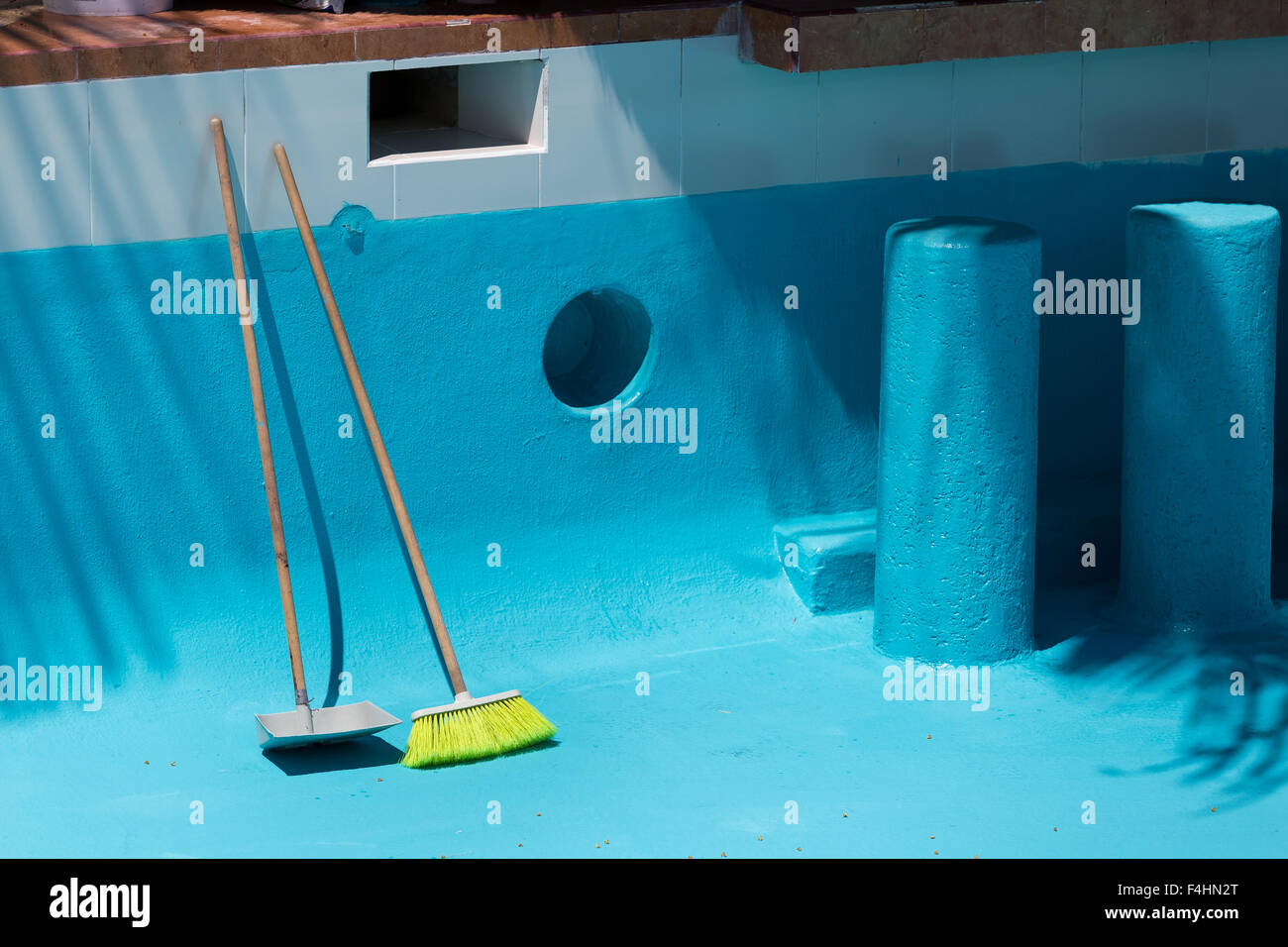 Reinigung von Werkzeugen für Schwimmbad. Pflegeprozess Stockfoto