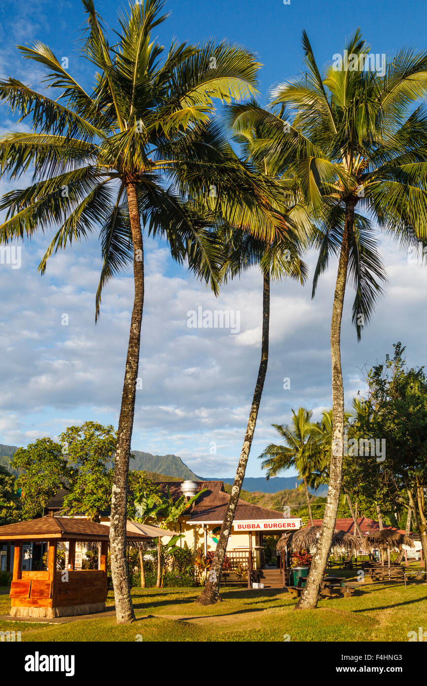 Palmen mit Bubba Burgers in Hanalei, Kauai Stockfoto