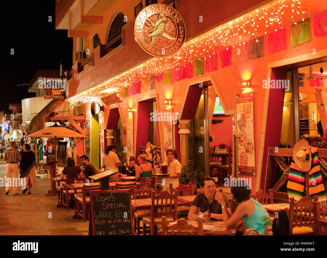Touristen genießen Sie Abendessen im Bucaneros-Hotel und Restaurant in der Innenstadt von Isla Mujeres.  Isla Mujeres, Quintana Roo, Mexiko. Stockfoto