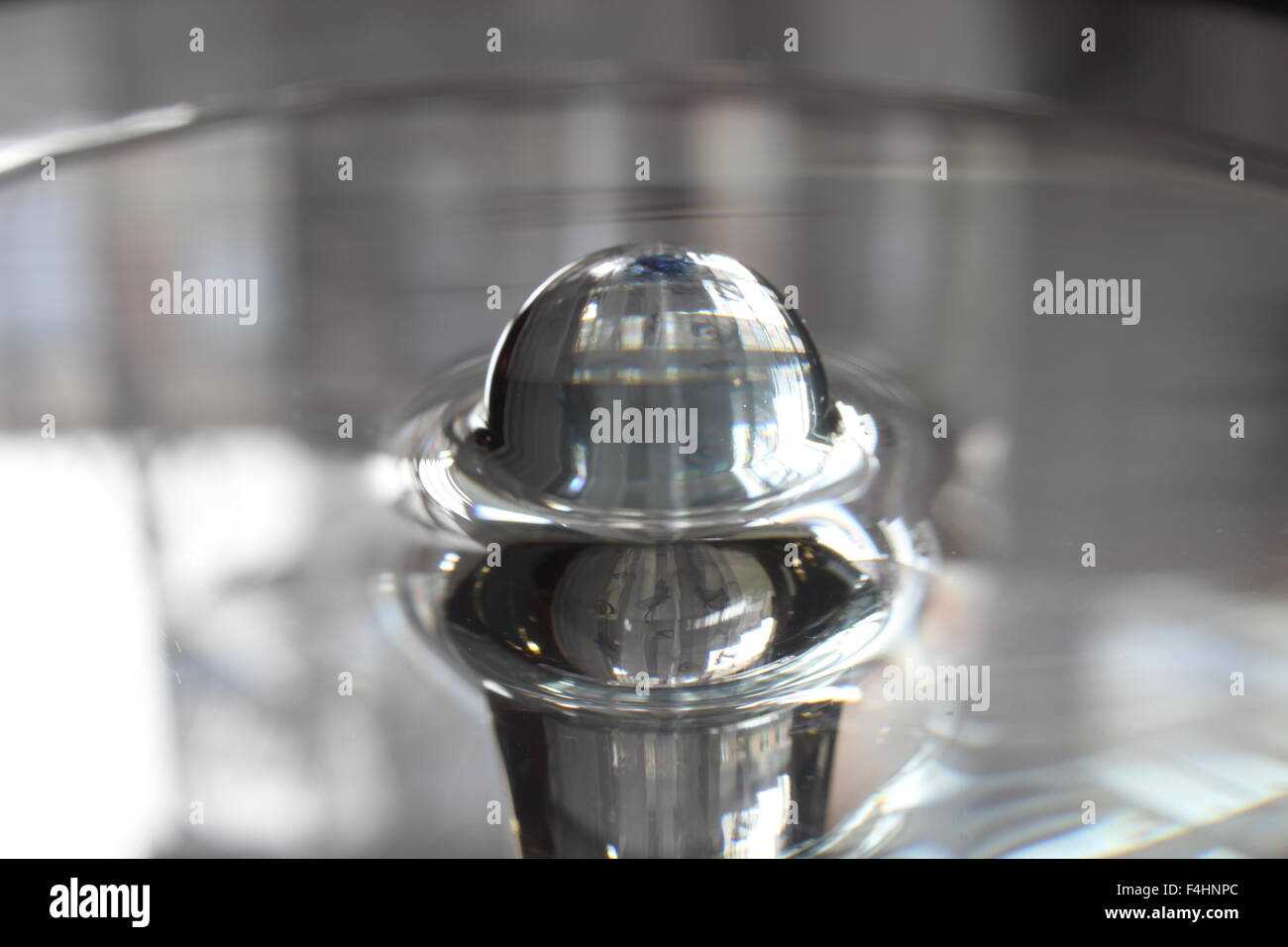 Eine glänzende Tropfen auf die Reflexion Stockfoto