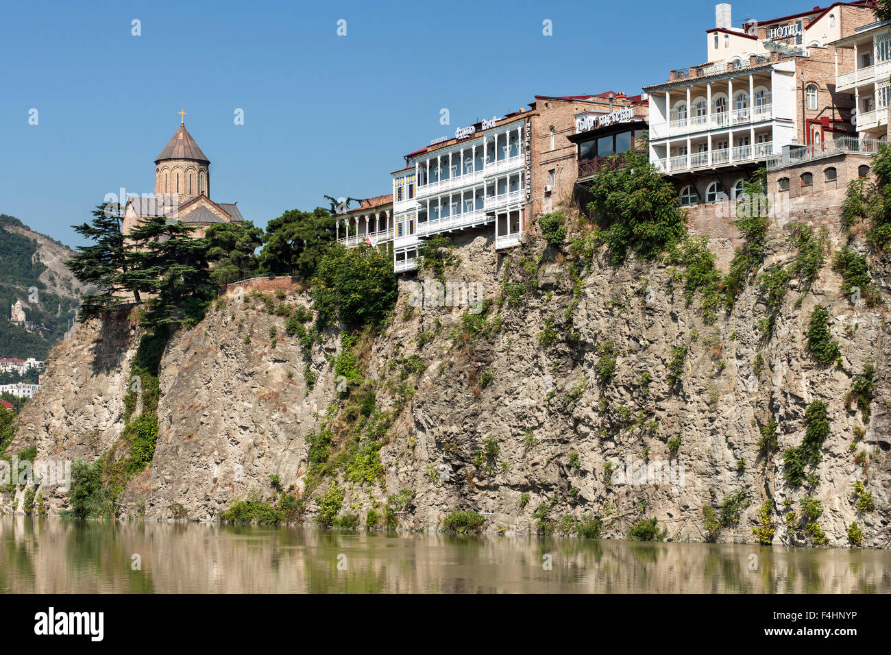 Die Metekhi Kirche und Gebäuden entlang des Flusses Kura in Tiflis, der Hauptstadt Georgiens. Stockfoto