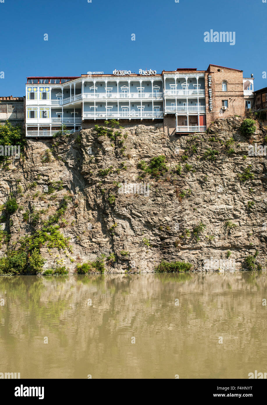 Bauten am Fluss Kura in Tiflis, der Hauptstadt Georgiens. Stockfoto