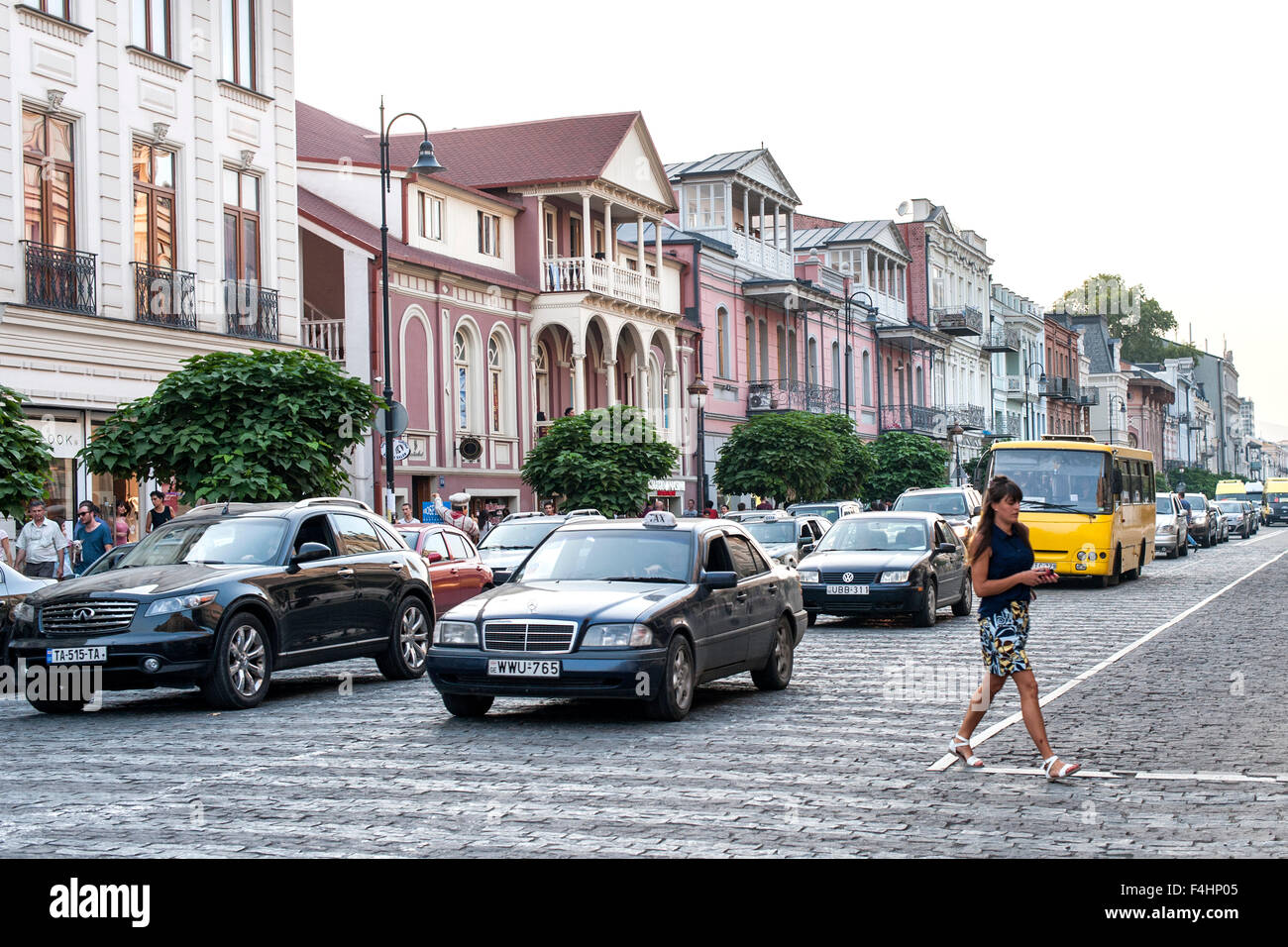 Blick entlang der Agmashenebeli Avenue in Tiflis, der Hauptstadt Georgiens. Stockfoto