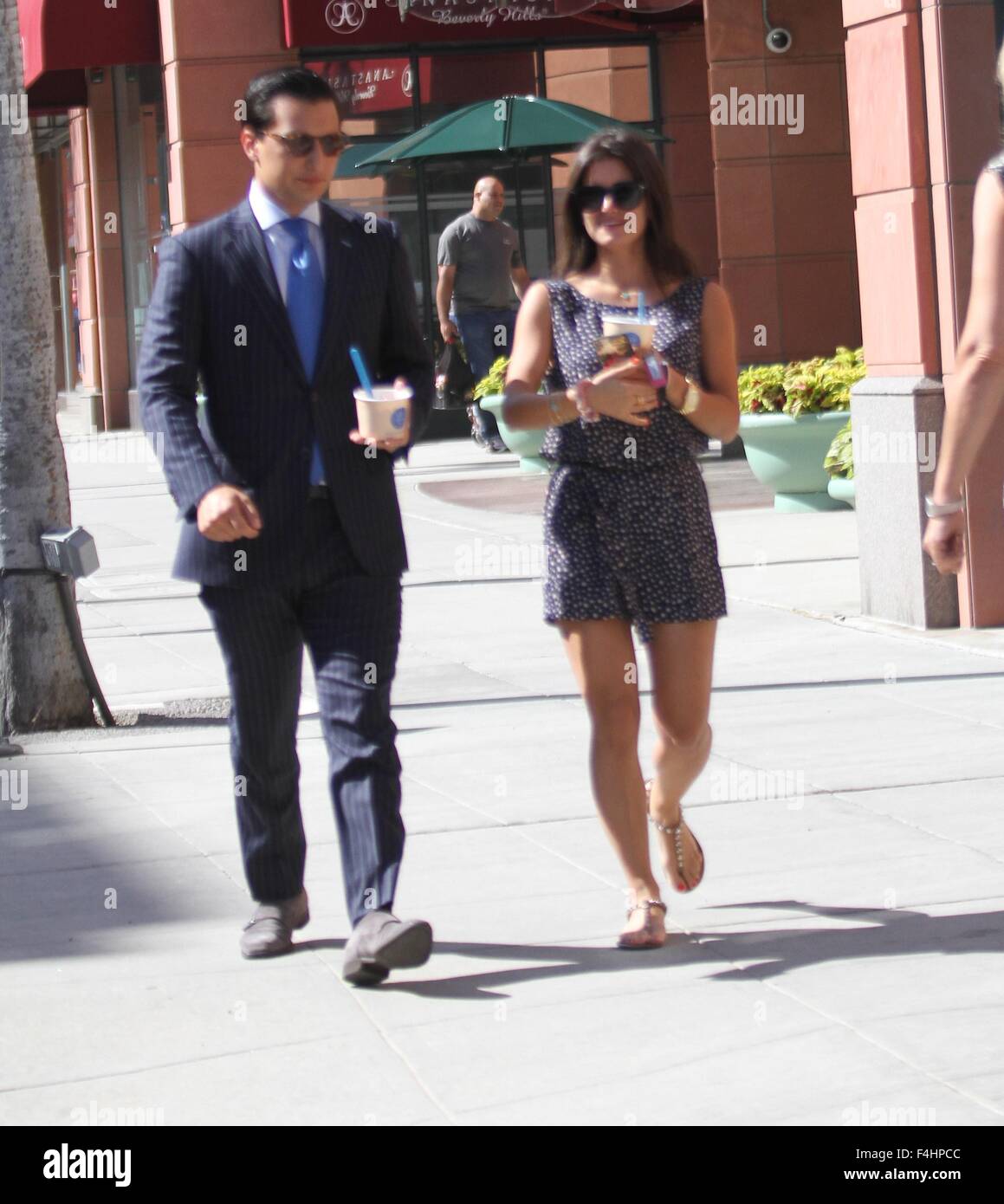 Rich Kids Of Beverly Hills Stern, Roxy Sowlaty packt Joghurt mit einem männlichen Begleiter mit Beverly Hills: Roxy Sowlaty wo: Los Angeles, California, Vereinigte Staaten von Amerika bei: 17. August 2015 Stockfoto