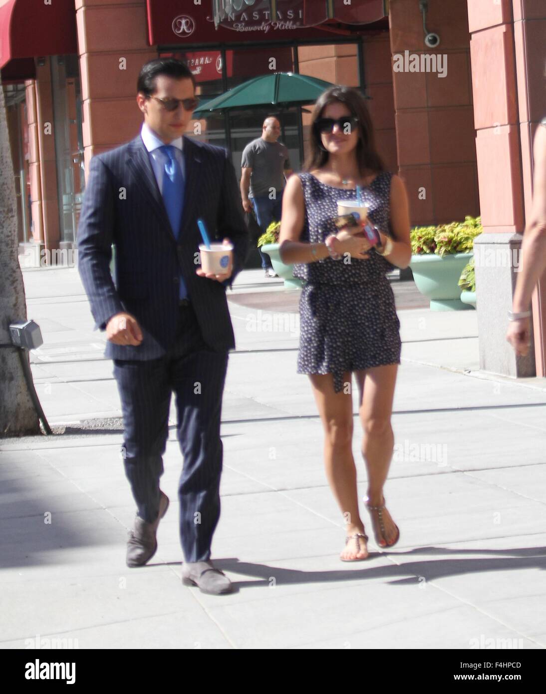 Rich Kids Of Beverly Hills Stern, Roxy Sowlaty packt Joghurt mit einem männlichen Begleiter mit Beverly Hills: Roxy Sowlaty wo: Los Angeles, California, Vereinigte Staaten von Amerika bei: 17. August 2015 Stockfoto