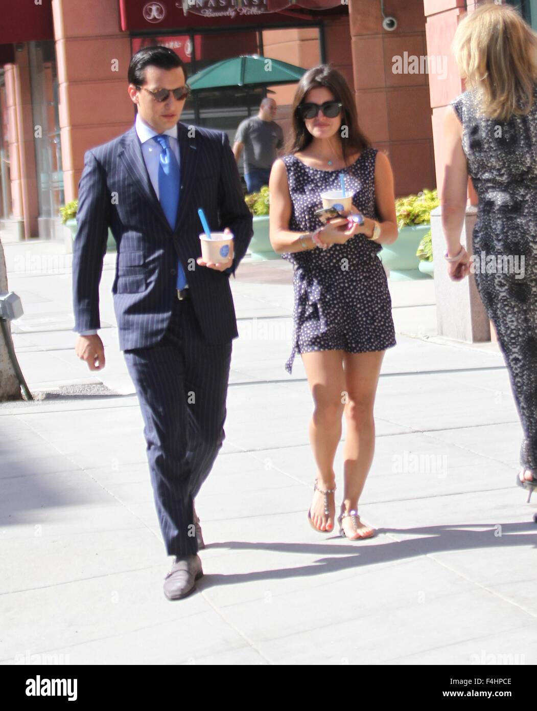 Rich Kids Of Beverly Hills Stern, Roxy Sowlaty packt Joghurt mit einem männlichen Begleiter mit Beverly Hills: Roxy Sowlaty wo: Los Angeles, California, Vereinigte Staaten von Amerika bei: 17. August 2015 Stockfoto