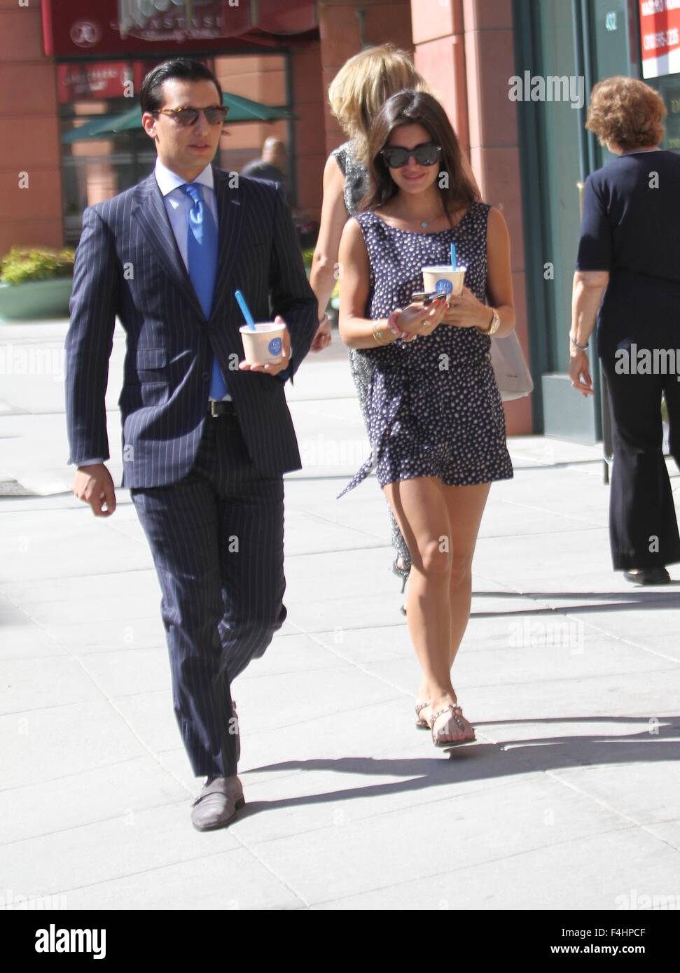 Rich Kids Of Beverly Hills Stern, Roxy Sowlaty packt Joghurt mit einem männlichen Begleiter mit Beverly Hills: Roxy Sowlaty wo: Los Angeles, California, Vereinigte Staaten von Amerika bei: 17. August 2015 Stockfoto