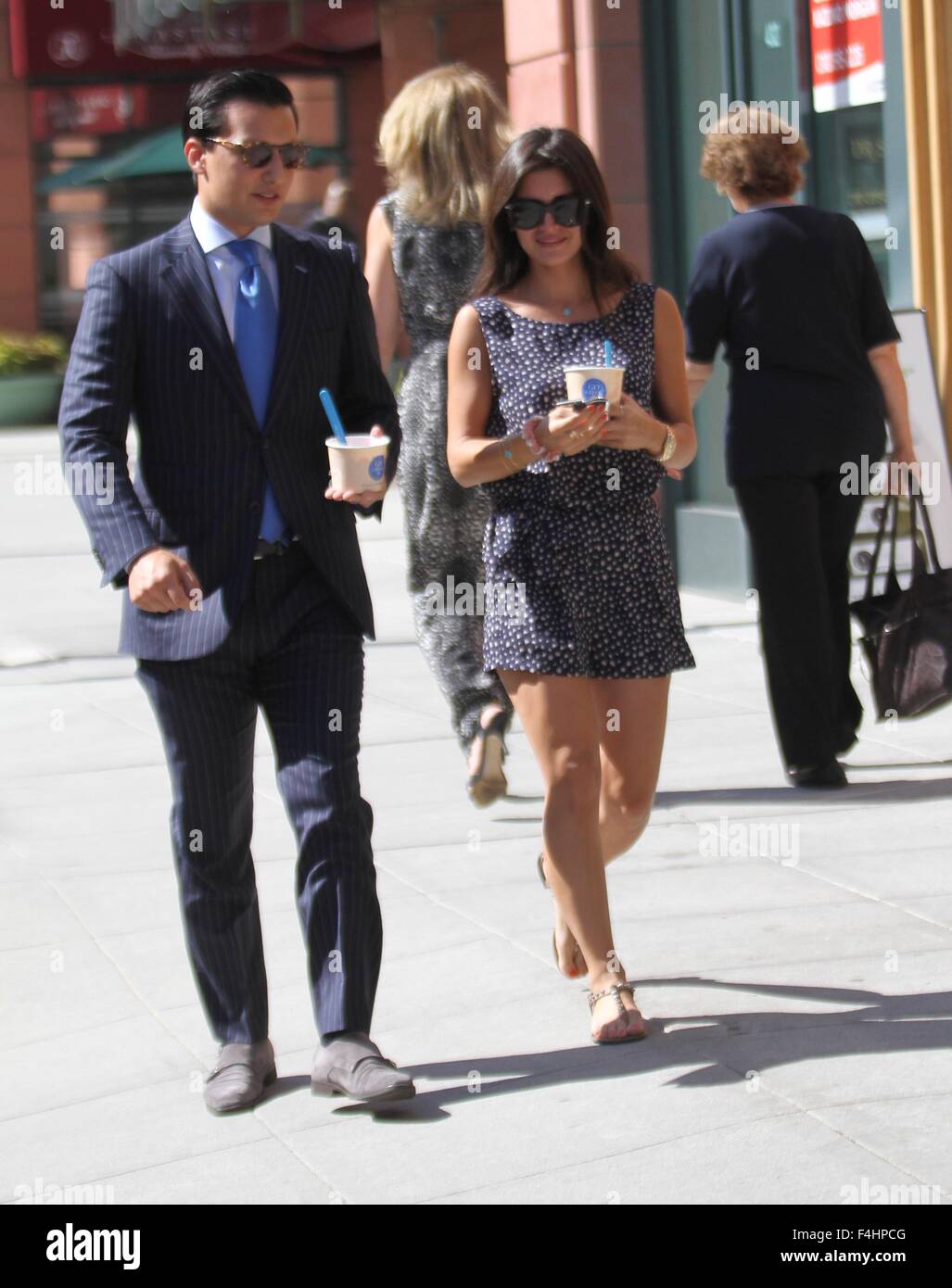 Rich Kids Of Beverly Hills Stern, Roxy Sowlaty packt Joghurt mit einem männlichen Begleiter mit Beverly Hills: Roxy Sowlaty wo: Los Angeles, California, Vereinigte Staaten von Amerika bei: 17. August 2015 Stockfoto