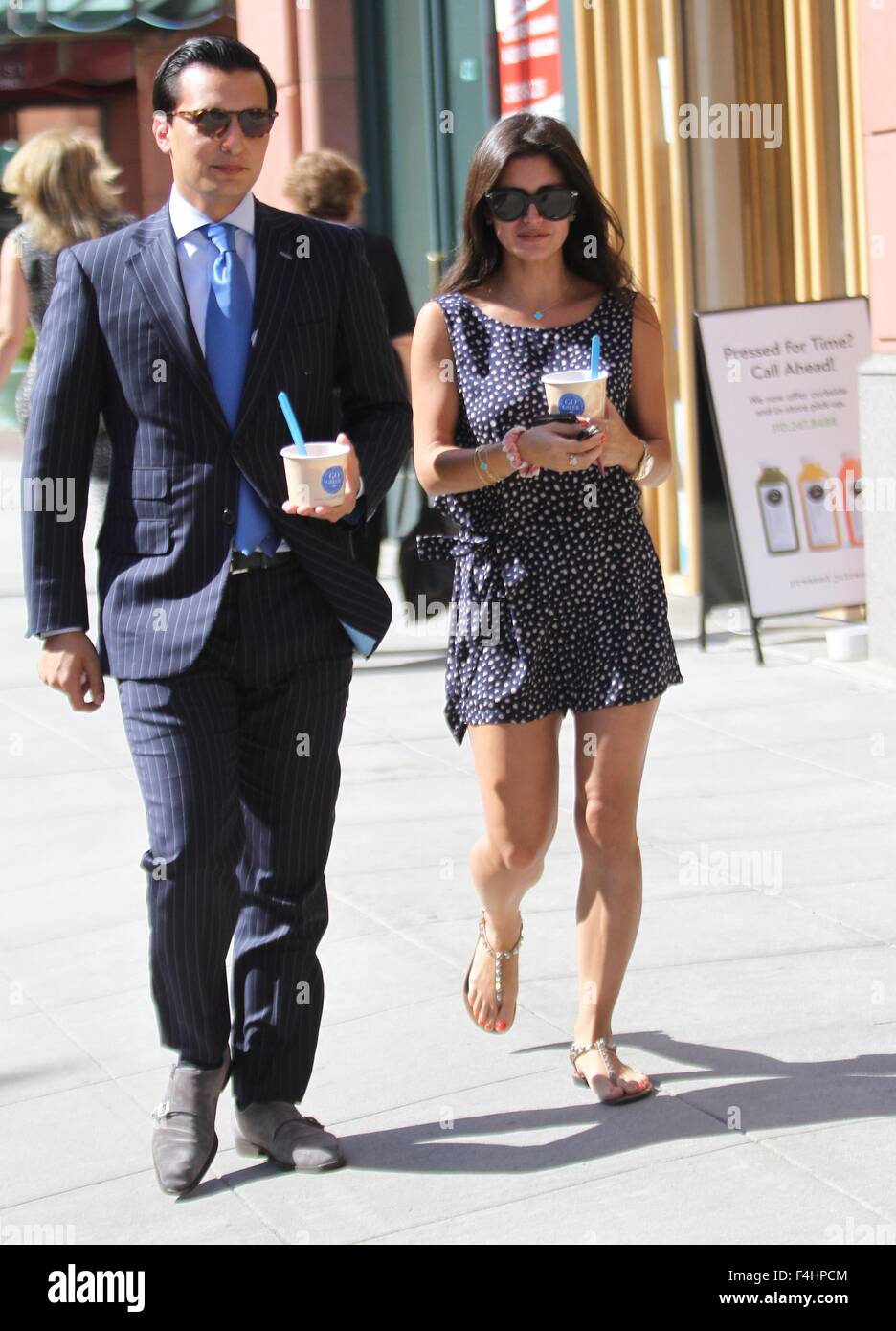 Rich Kids Of Beverly Hills Stern, Roxy Sowlaty packt Joghurt mit einem männlichen Begleiter mit Beverly Hills: Roxy Sowlaty wo: Los Angeles, California, Vereinigte Staaten von Amerika bei: 17. August 2015 Stockfoto