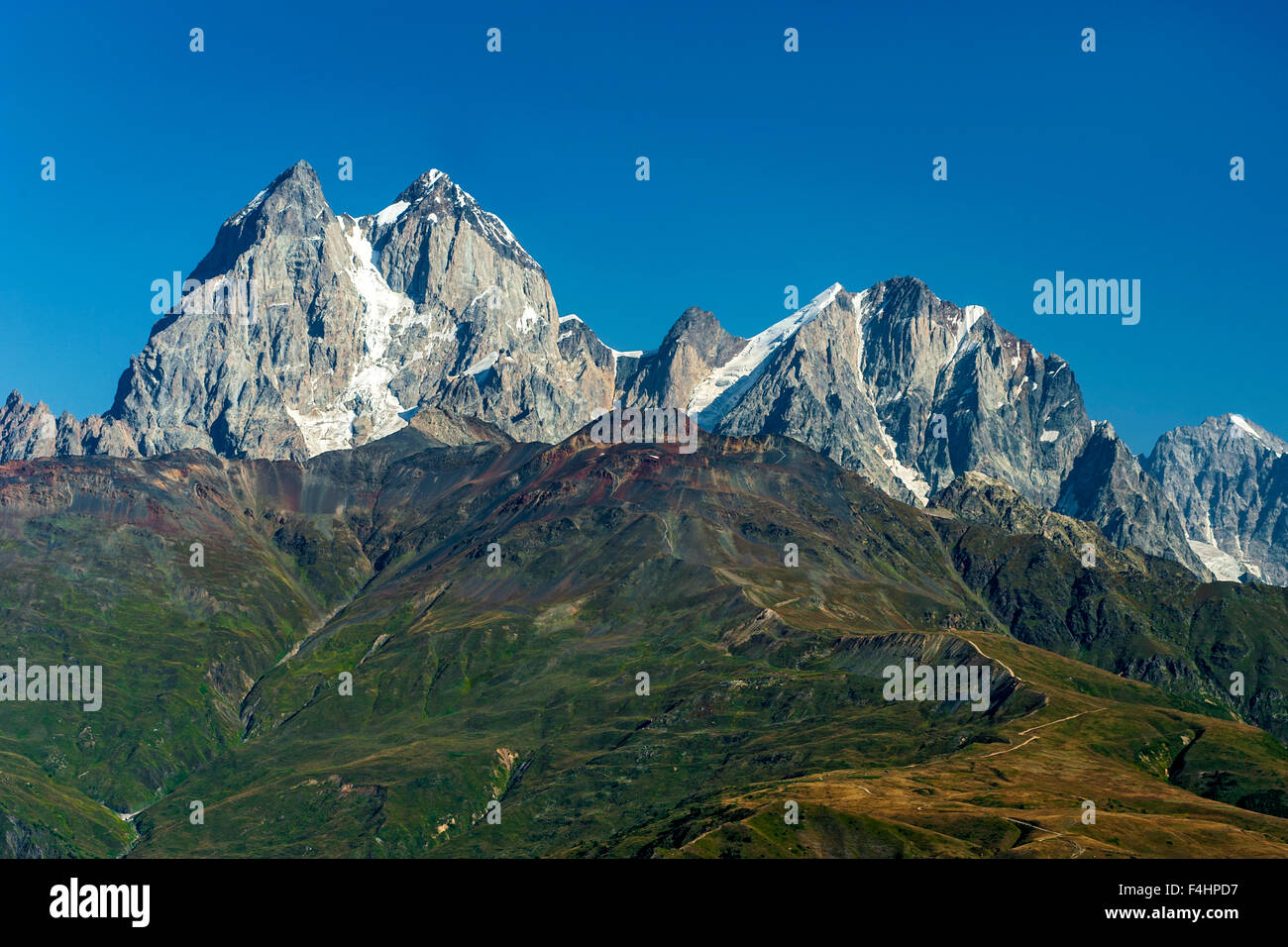 Die Doppelspitzen von Berg Uschba (4710m) in der Region Swanetien des Kaukasus Gebirges im Nordwesten Georgiens. Stockfoto