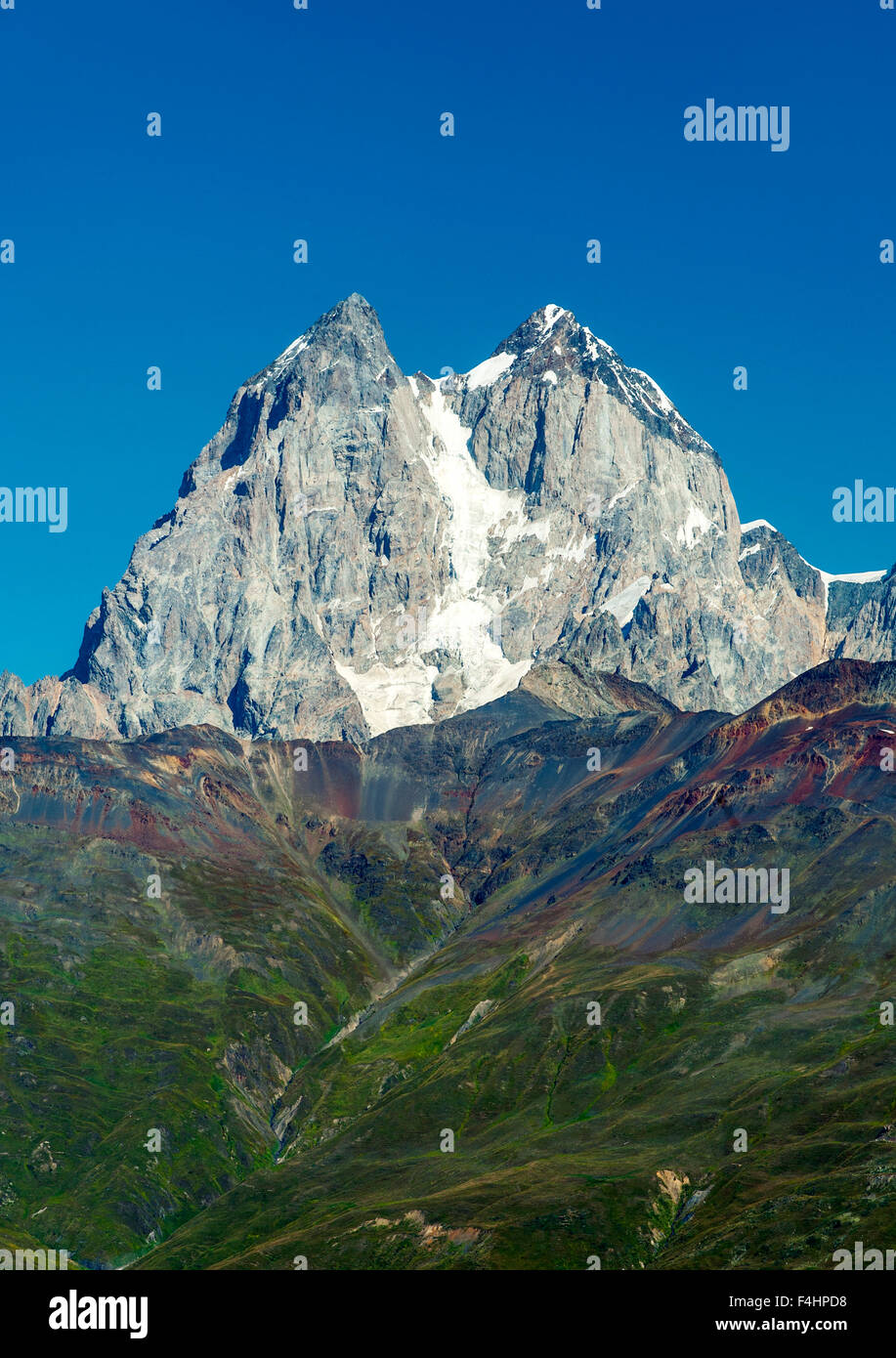 Die Doppelspitzen von Berg Uschba (4710m) in der Region Swanetien des Kaukasus Gebirges im Nordwesten Georgiens. Stockfoto