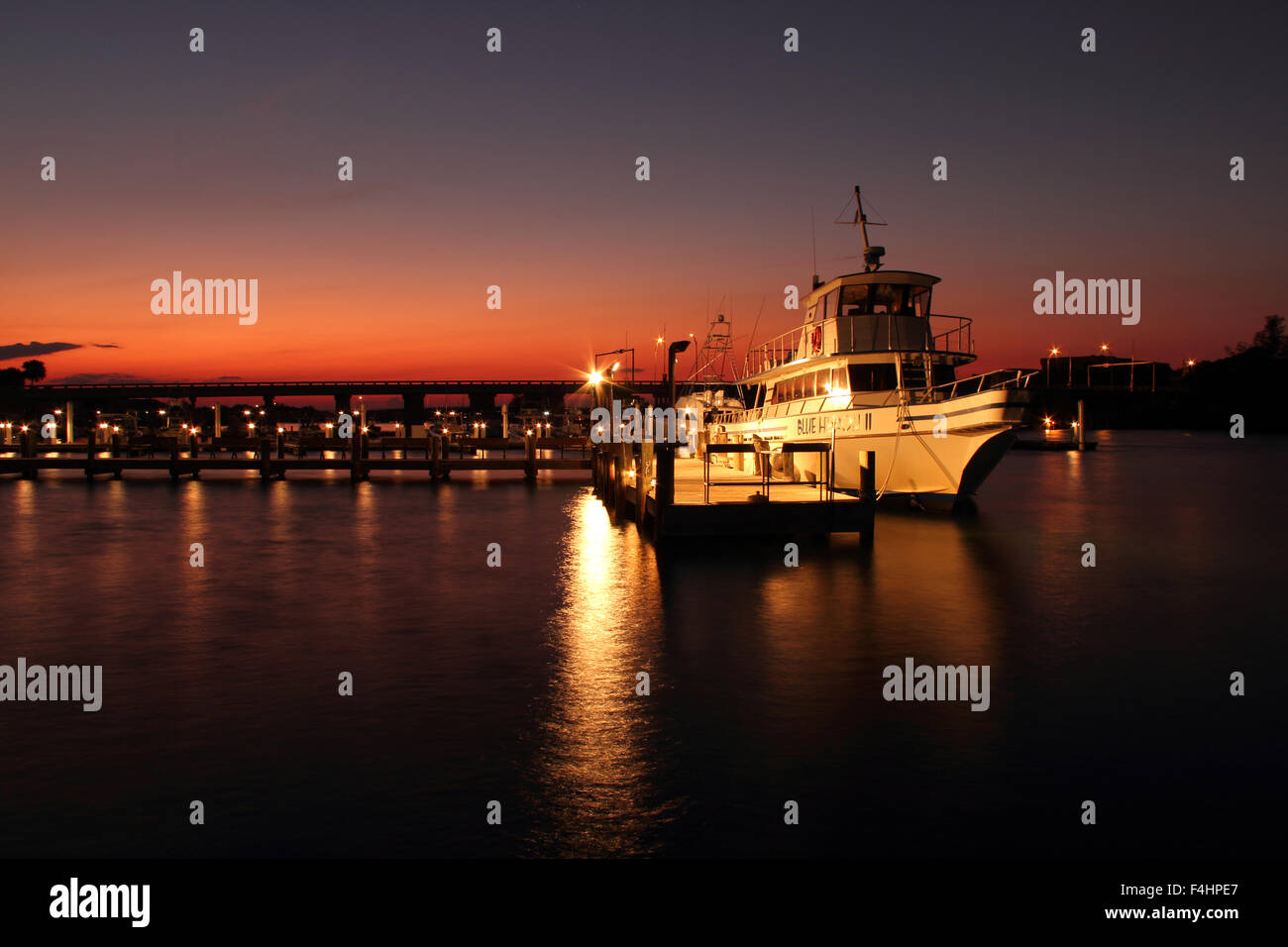 Einen malerischen Blick auf die Boote am Dock entlang der malerischen loxahatchee River im Jupiter Einlass von South Florida Stockfoto