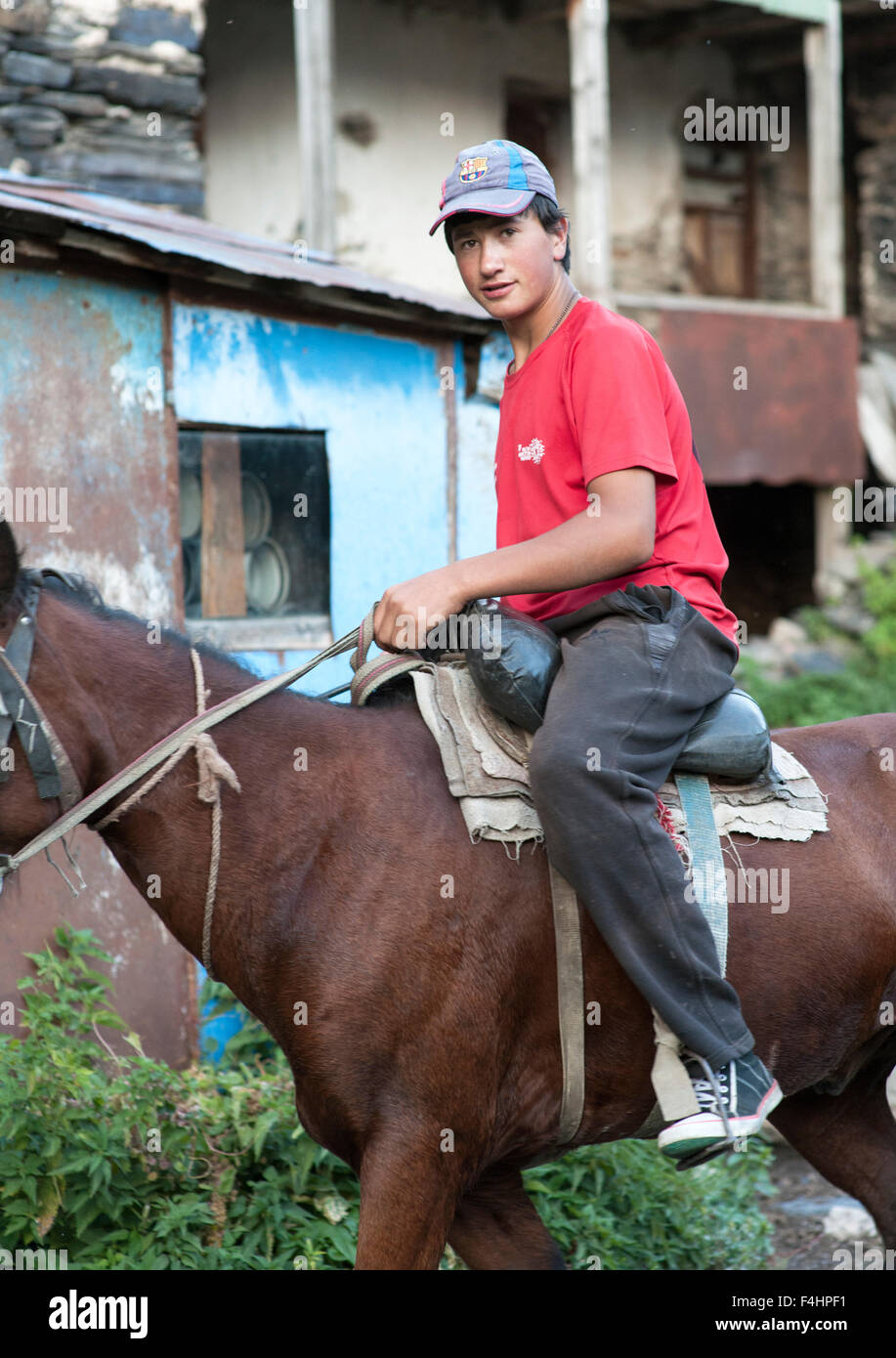 Ein Pferd montierte Knecht in Zhibiani, einer der vier Weilern bestehend aus Ushguli Gemeinde in Swanetien Bezirk, Kaukasus, Stockfoto