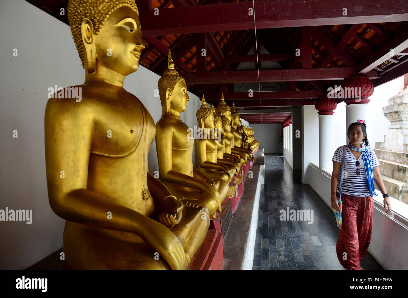 Thais beten Buddha Statue Name Phra Phuttha Chinnarat im Wat Phra Sri Rattana Mahathat am 28. August 2015 in Phitsanulo Stockfoto